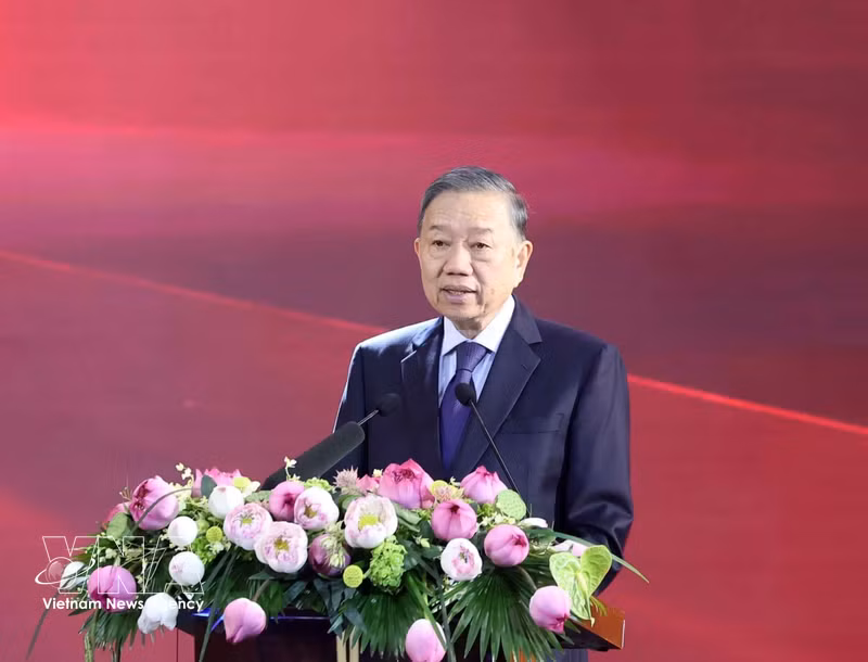 Top Leader Urges Economics University to Boost Human Resource Development, Nurture Talent