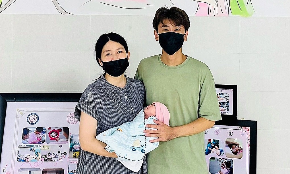 Da Nang Hospital Successfully Saves Extremely Premature Baby of Singaporean Tourists