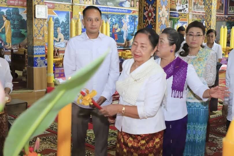 Interior Ministry Official Donates Vassa Candles to 10 Monasteries in Kampong Chhnang