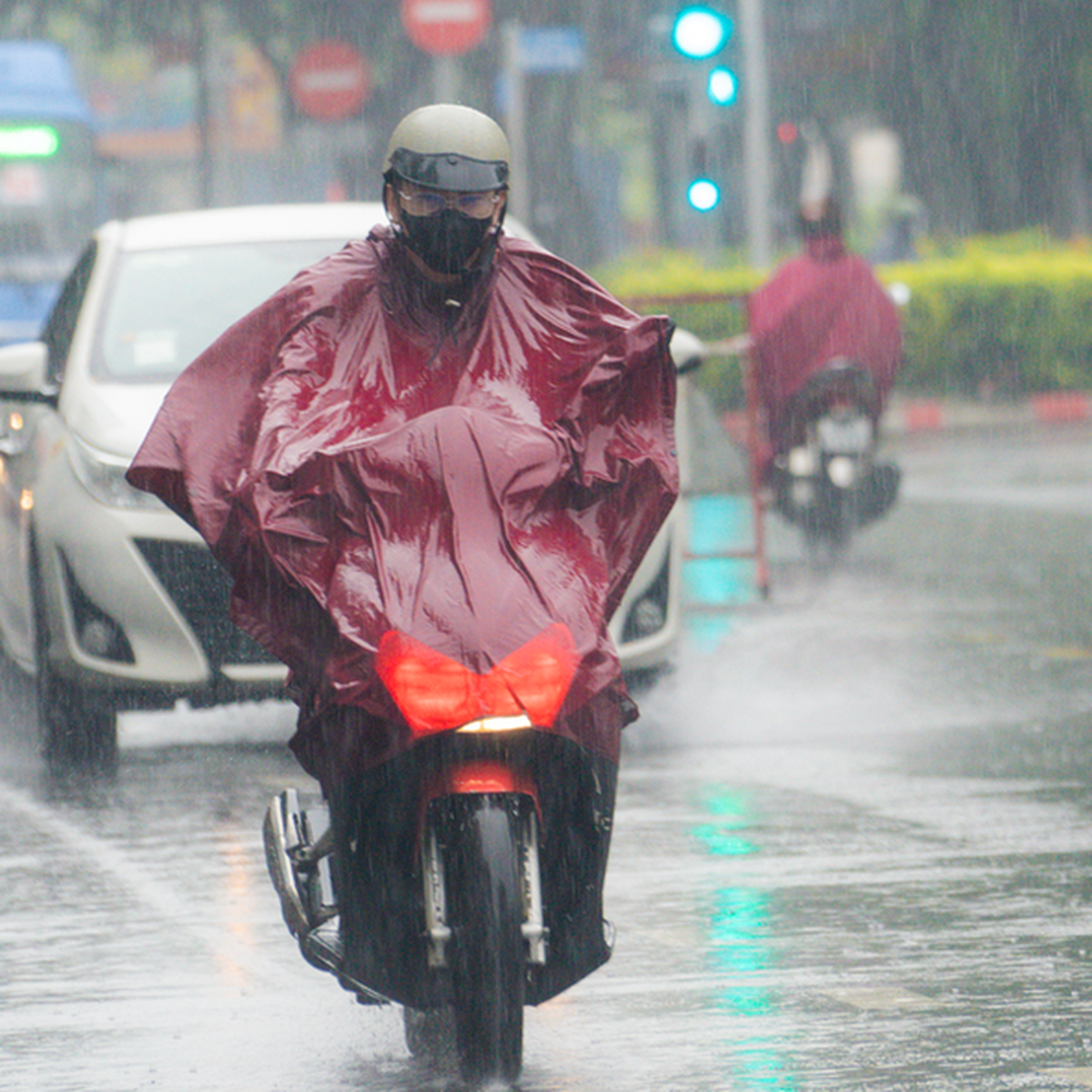 Vietnam Faces Worsening Weather Impacts: Southern Regions See Afternoon Showers, Central Areas Brace for Heavy Rainfall