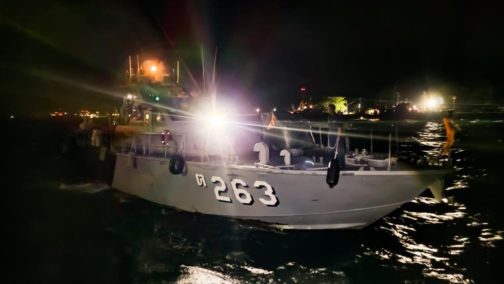 タイ海軍、遭難船員7名を救助 - サメット島沖で貨物船沈没