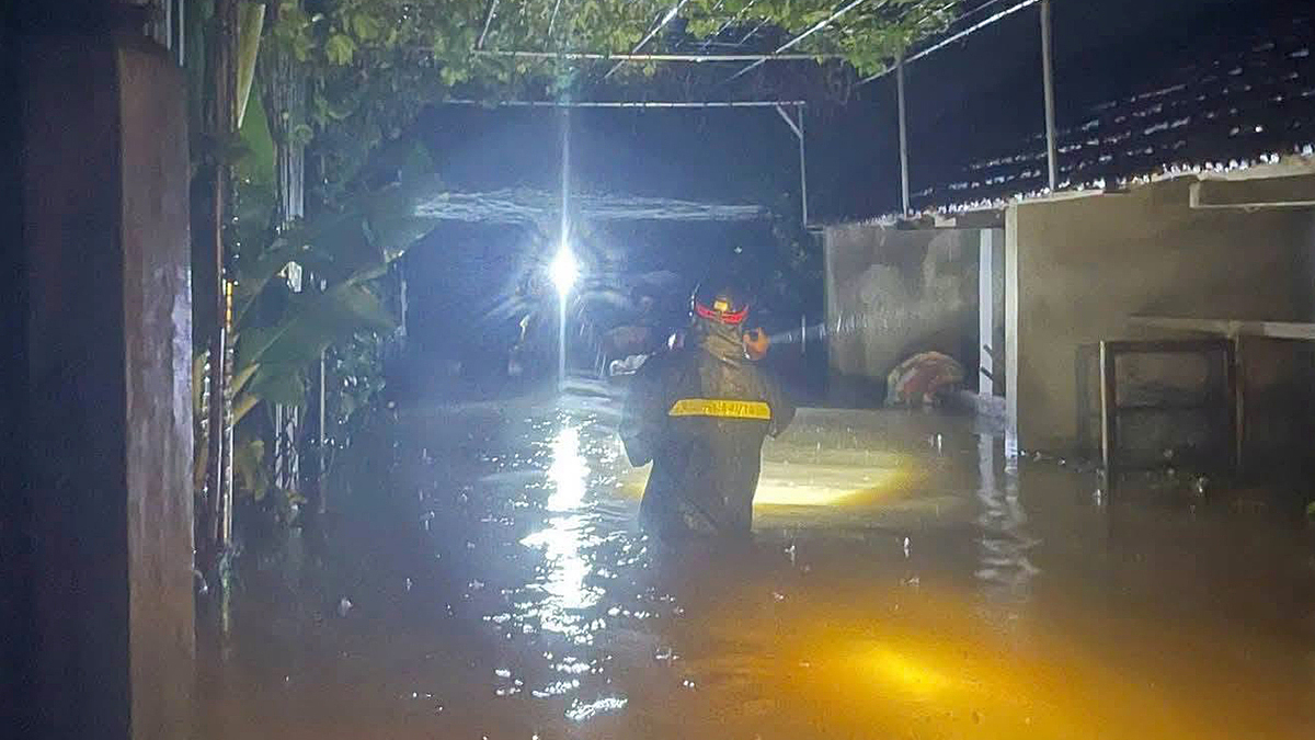 Heavy Rains Cause Widespread Flooding and Disrupt Transport in Central Vietnam