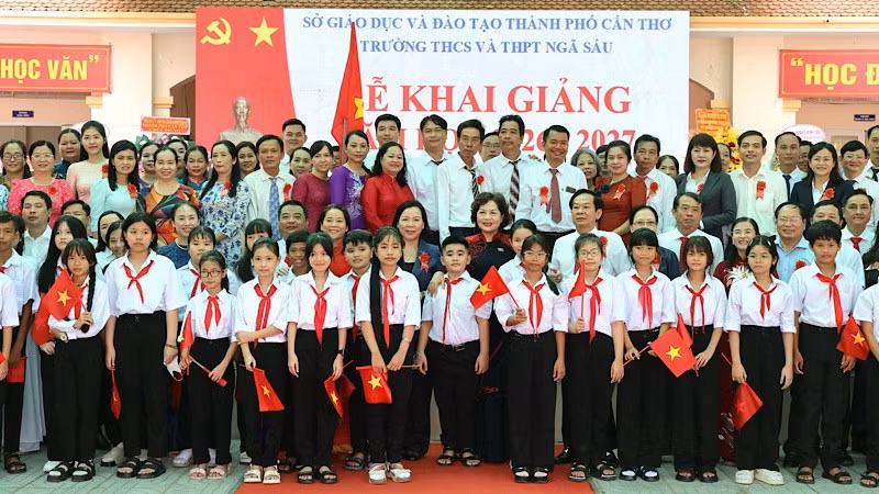 Vietnam Kicks Off New School Year, Emphasizing Education for National Development