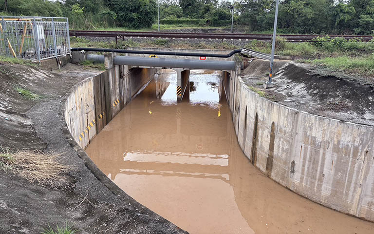 コラート鉄道高架トンネル、度重なる浸水に住民激怒 ポンプ故障で不満爆発