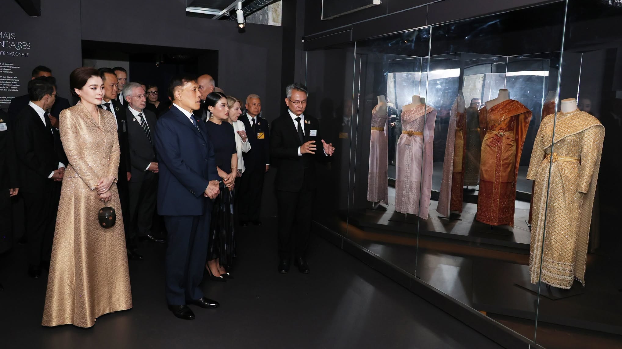 国王はパリの「ラ・モード・アン・マジェステ」王室タイドレス展示会を訪問