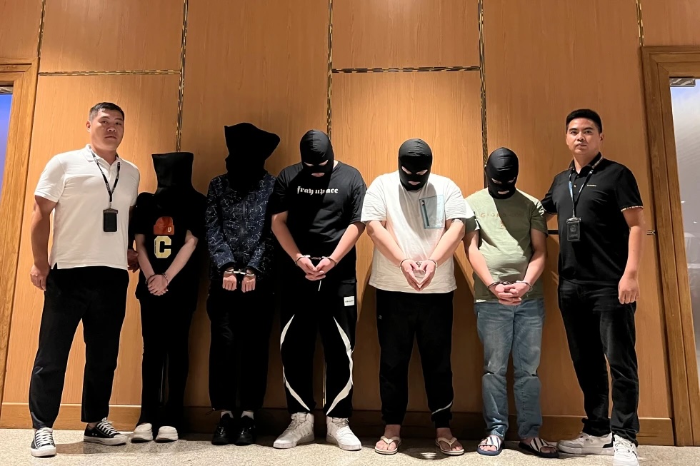 中国、米国、UAE警察、ドバイで通信詐欺容疑者276人を逮捕