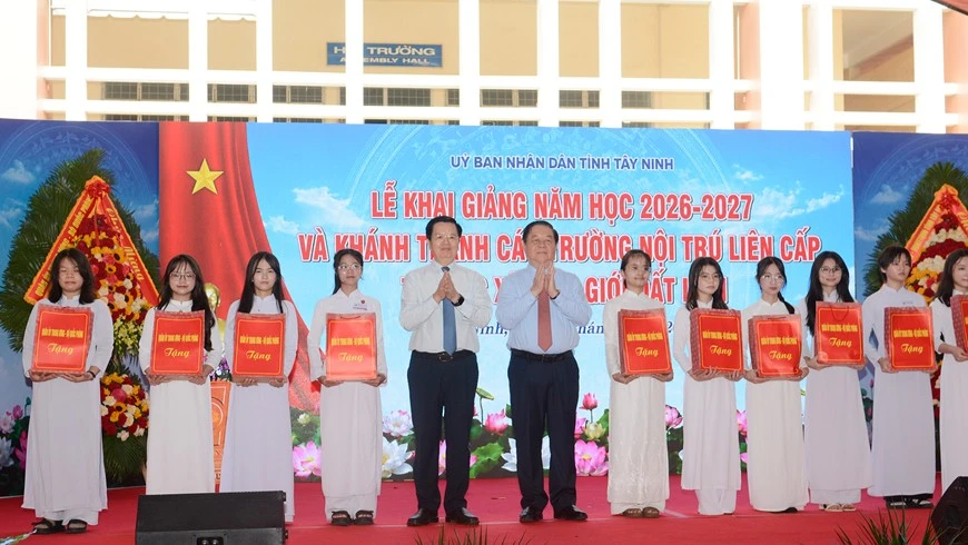 Vietnam Kicks Off New School Year with Focus on Quality, Leadership Visits Schools