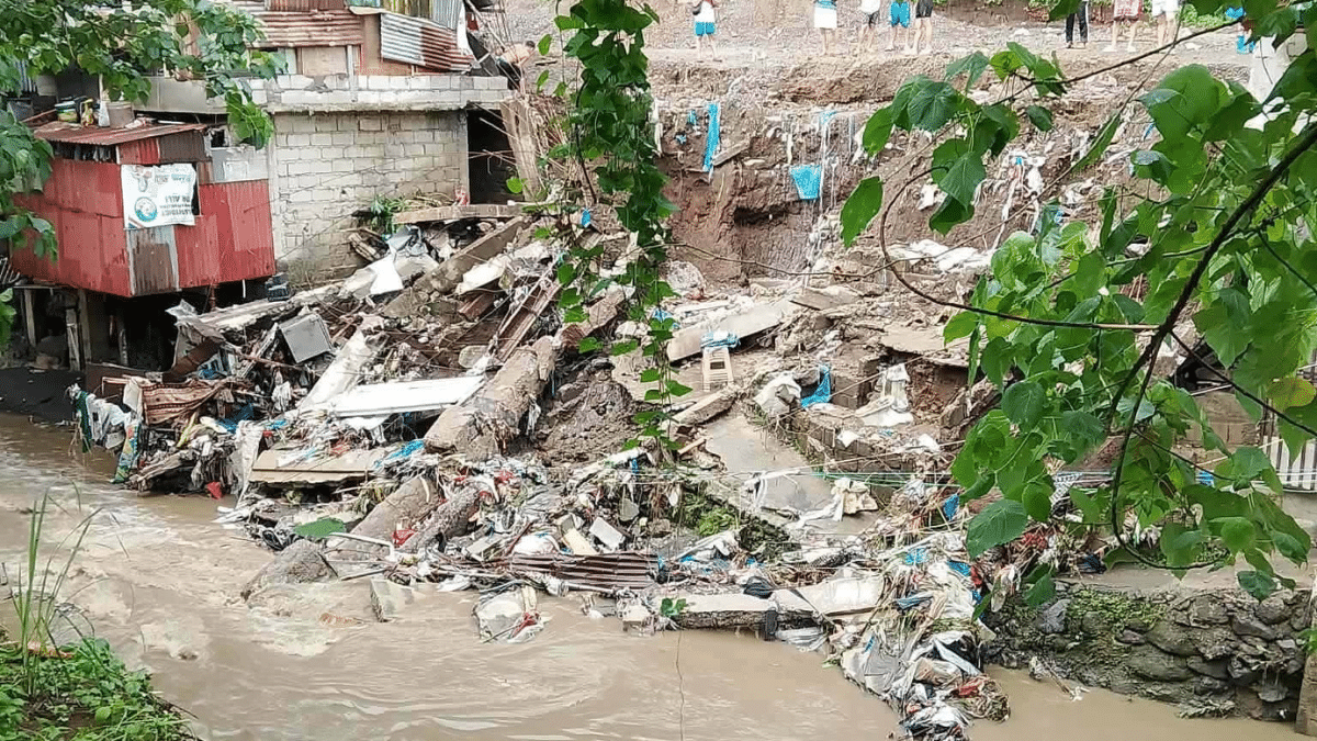 カラバール市で土砂崩れ、住宅倒壊で子供2人不明