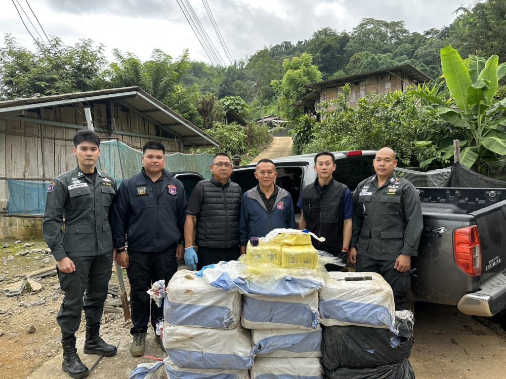 国境警備警察はスリル満点のルート 107 メー チャン - メー アイを追跡します!麻薬を積んで山を下りたピックアップトラックはカーブを逸脱してフェンスに衝突し、大破した。運転手逃走 - メタ