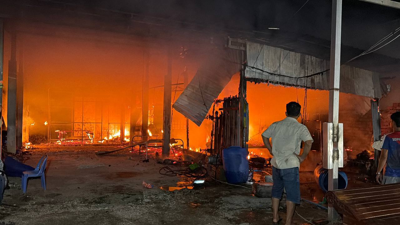 プノンペンで深夜火災、家屋全焼 延焼防ぐため消防隊が出動