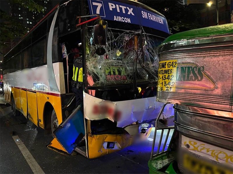 マニラで多重事故、8人負傷 バスのブレーキ故障が原因か
