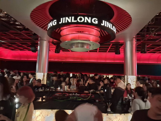 コンケン市の中心部で時間外も営業し、アルコールやビールを販売する酒屋「Jinlong」を発見