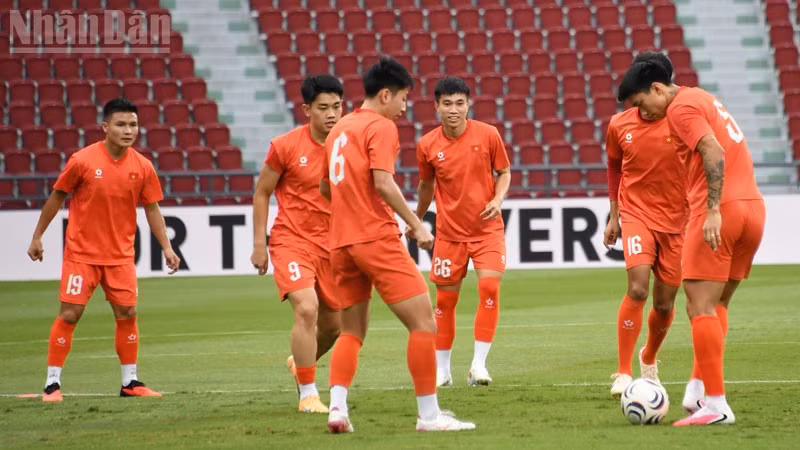 Vietnam Team Prepares for Thailand Clash in ASEAN Cup Final, Coach Kim Vows to Win