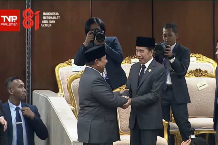 Prabowo Greets President Jokowi After State Address, Exchange of Respect and Thumbs-Up