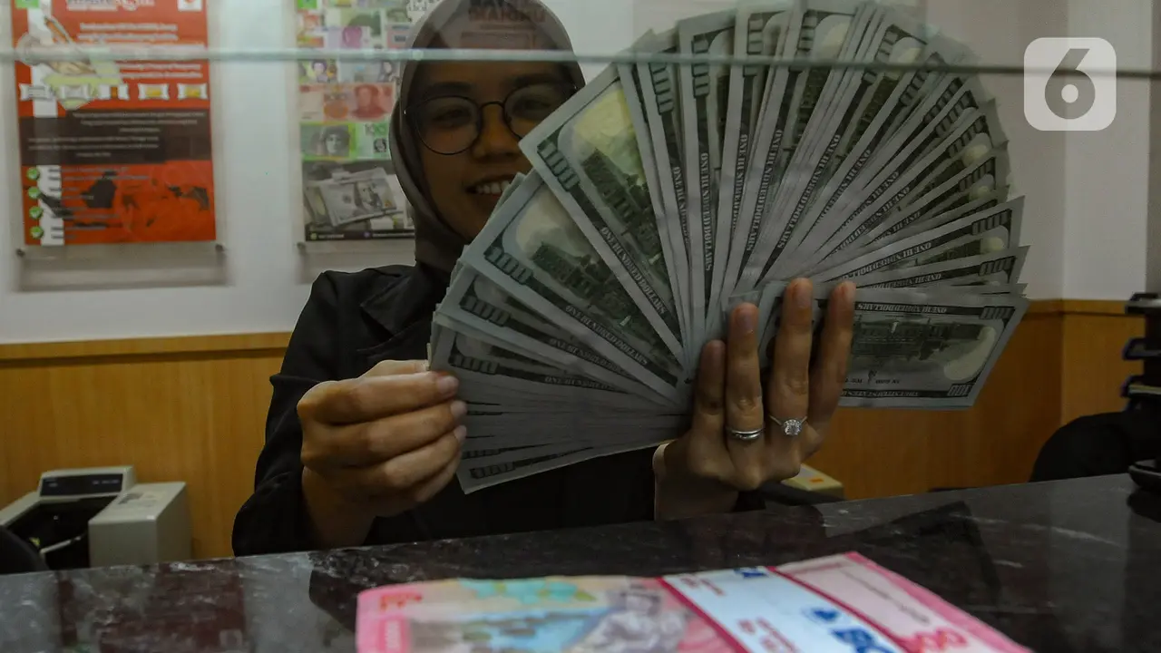 Rupiah Nears 18,000 Against Dollar Amid Domestic Sentiment Woes