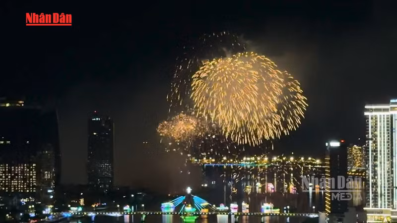 ダナン国際花火大会、ベトナムとフランスが「遺産」テーマで共演
