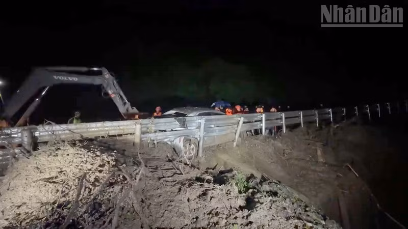 Son La Province Urgently Evacuates 84 Households from Landslide-Prone Areas