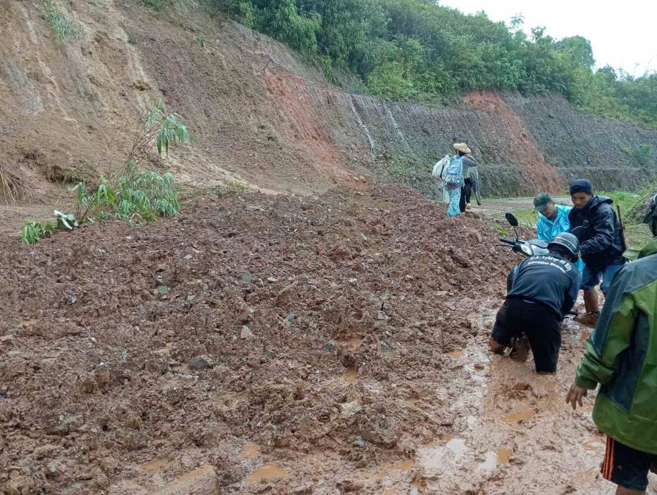 Landslide on Putao-Machanbaw-Naungmon road due to heavy rains, causing traffic obstruction