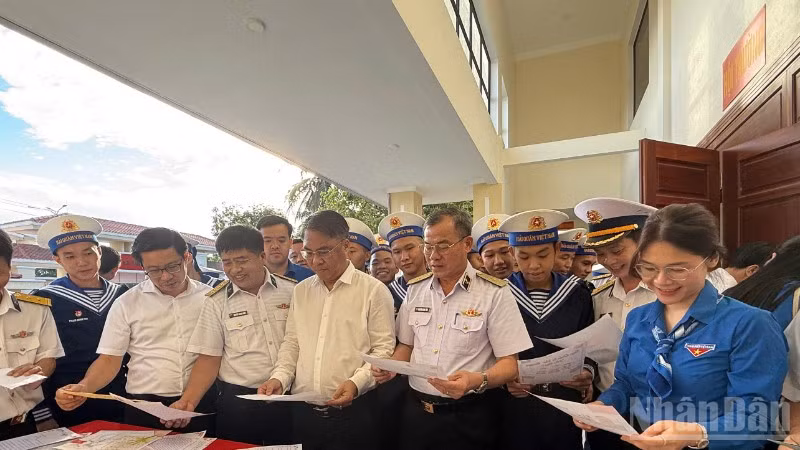 Border Bamboo Mats Convey Love to Islands: Naval Support Initiative