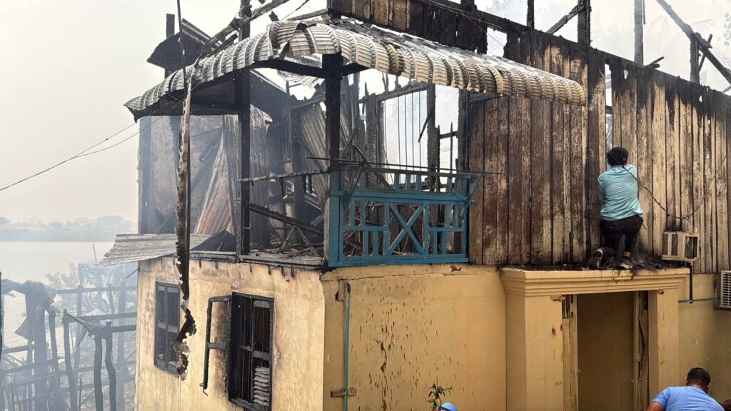 Massive Fire in Phnom Penh Destroys 21 Riverside Homes, Residents Displaced