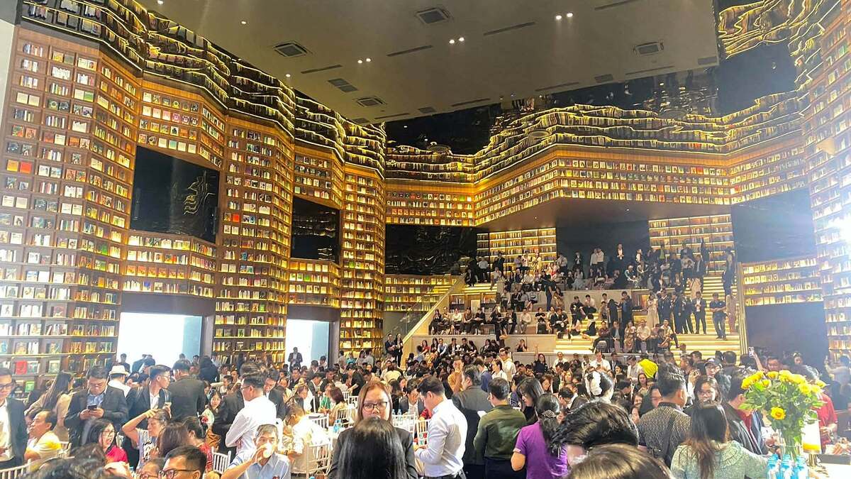 Ho Chi Minh City Real Estate Display Mistaken for 'Giant Library,' Exposing Social Media Information Asymmetry