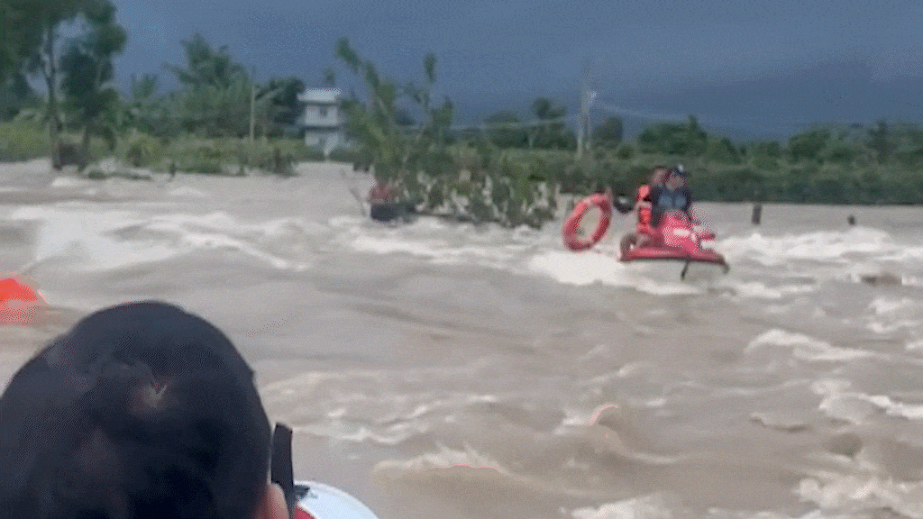 Vietnam Flood Crisis: Jet Ski Becomes Lifeline for Man Clinging to Tree Branch