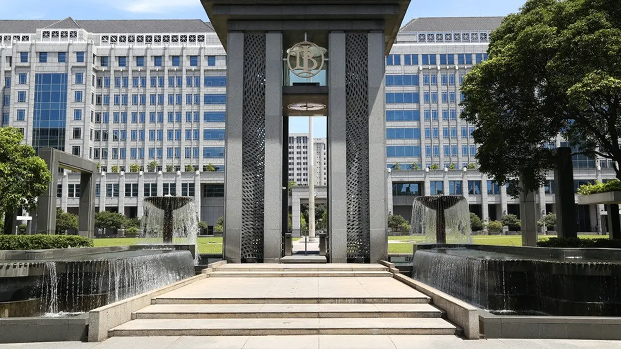 Indonesian Central Bank Seen Holding Policy Rate as Economists Watch Growth