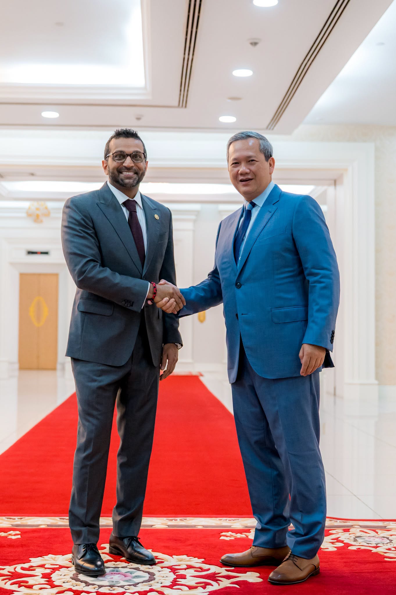 Cambodian PM Meets with FBI Director on Security Cooperation