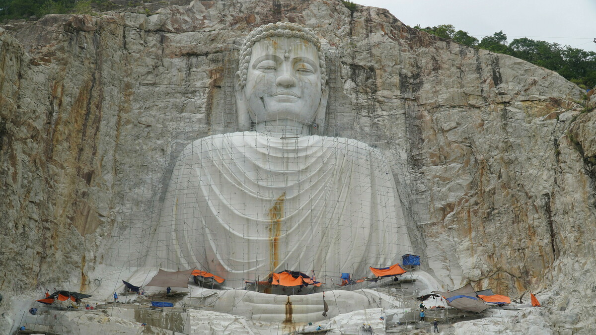 ベトナム西部、岩山に刻む81m大仏 - 世界一へ