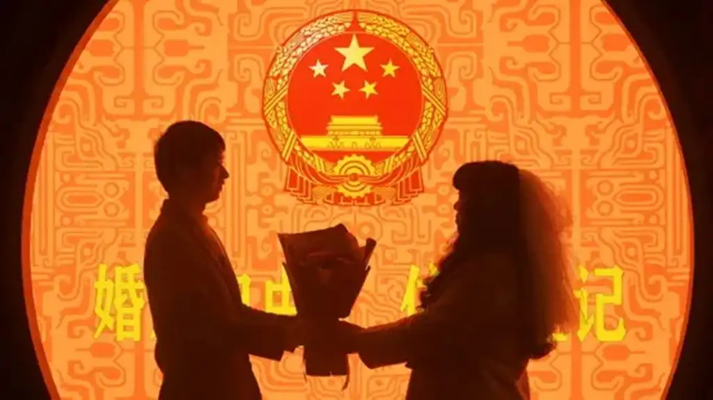 中国で結婚・出産を諦める若者が急増、経済の停滞が背景に