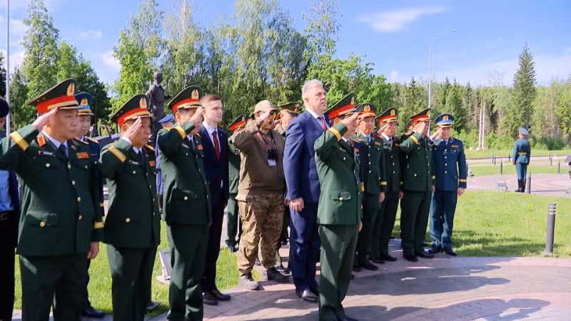 Vietnamese Defense Minister Pays Respects in Russia, Engages in Security Dialogue