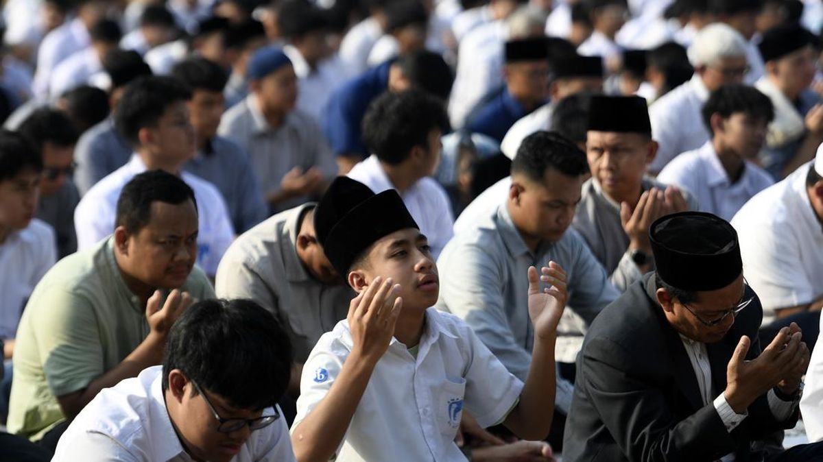 Jakarta's Al-Azhar Mosque Holds Istisqa Prayer Amid Drought