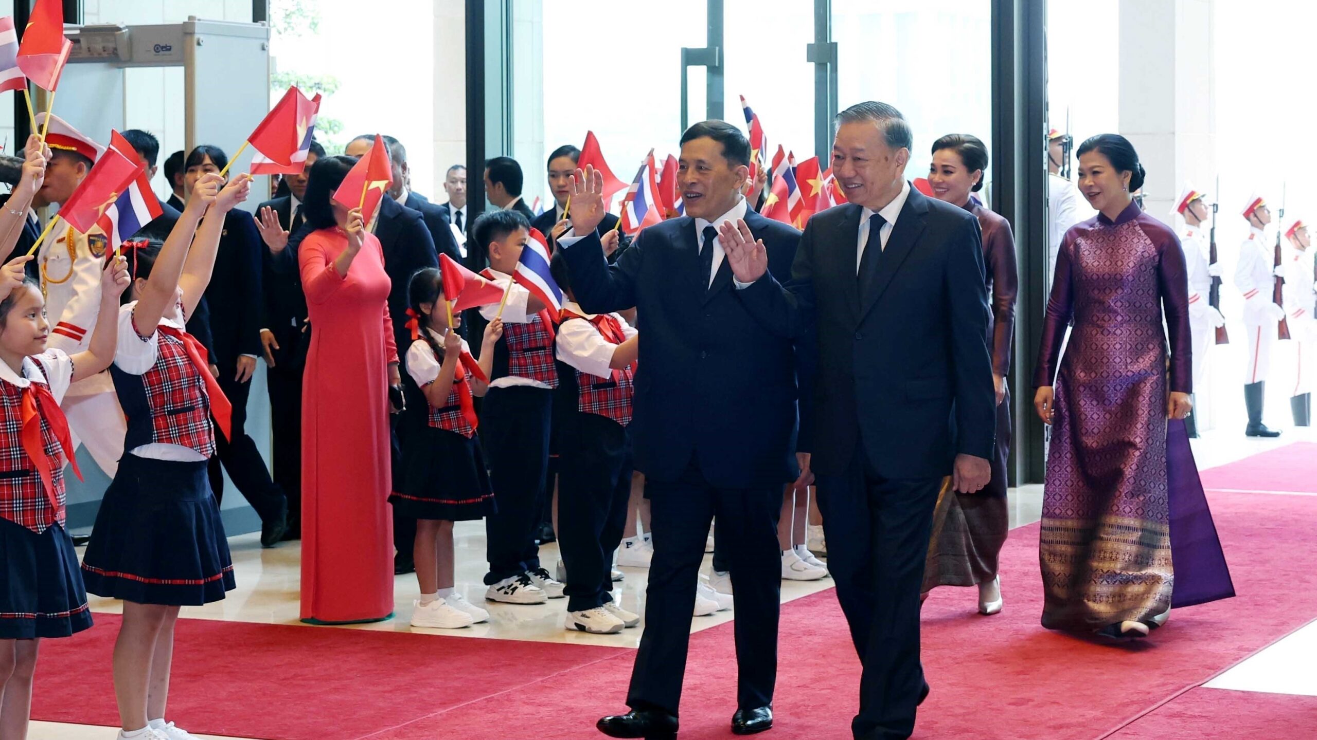 Thai King, Queen Officially Welcomed in Vietnam on State Visit