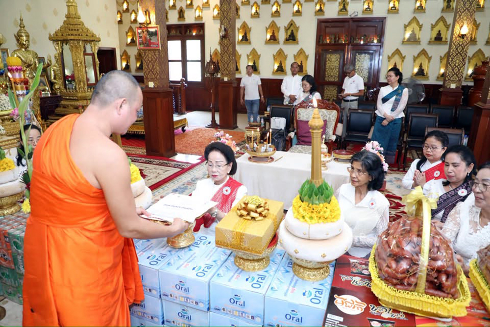 First Lady Bun Rany Hun Sen Donates to Buddhist Institution, Supporting 323 Monks