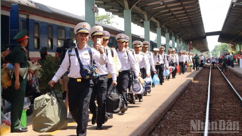 ベトナム鉄道、長距離勤務の軍人に30%運賃割引を実施