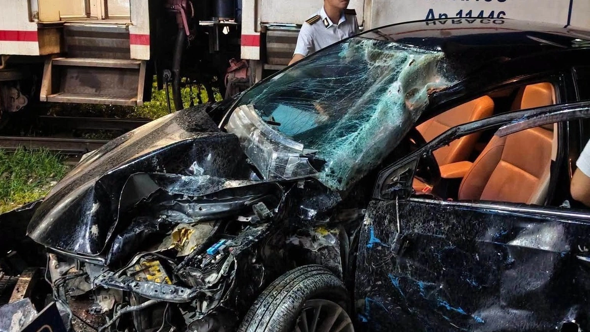 ハノイで列車と乗用車が衝突、運転手は無事