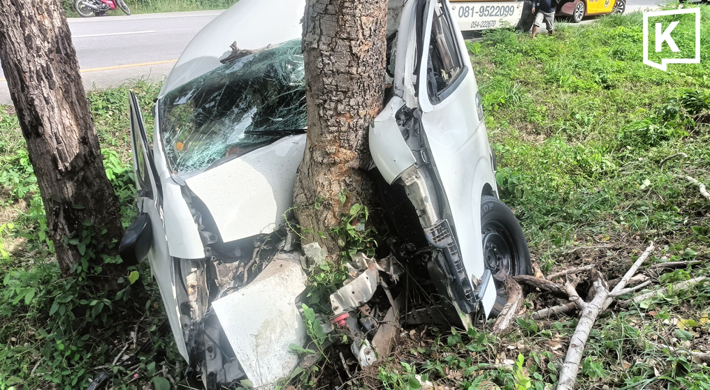 ランパーンで143km/hのバンが木に激突、運転手重傷