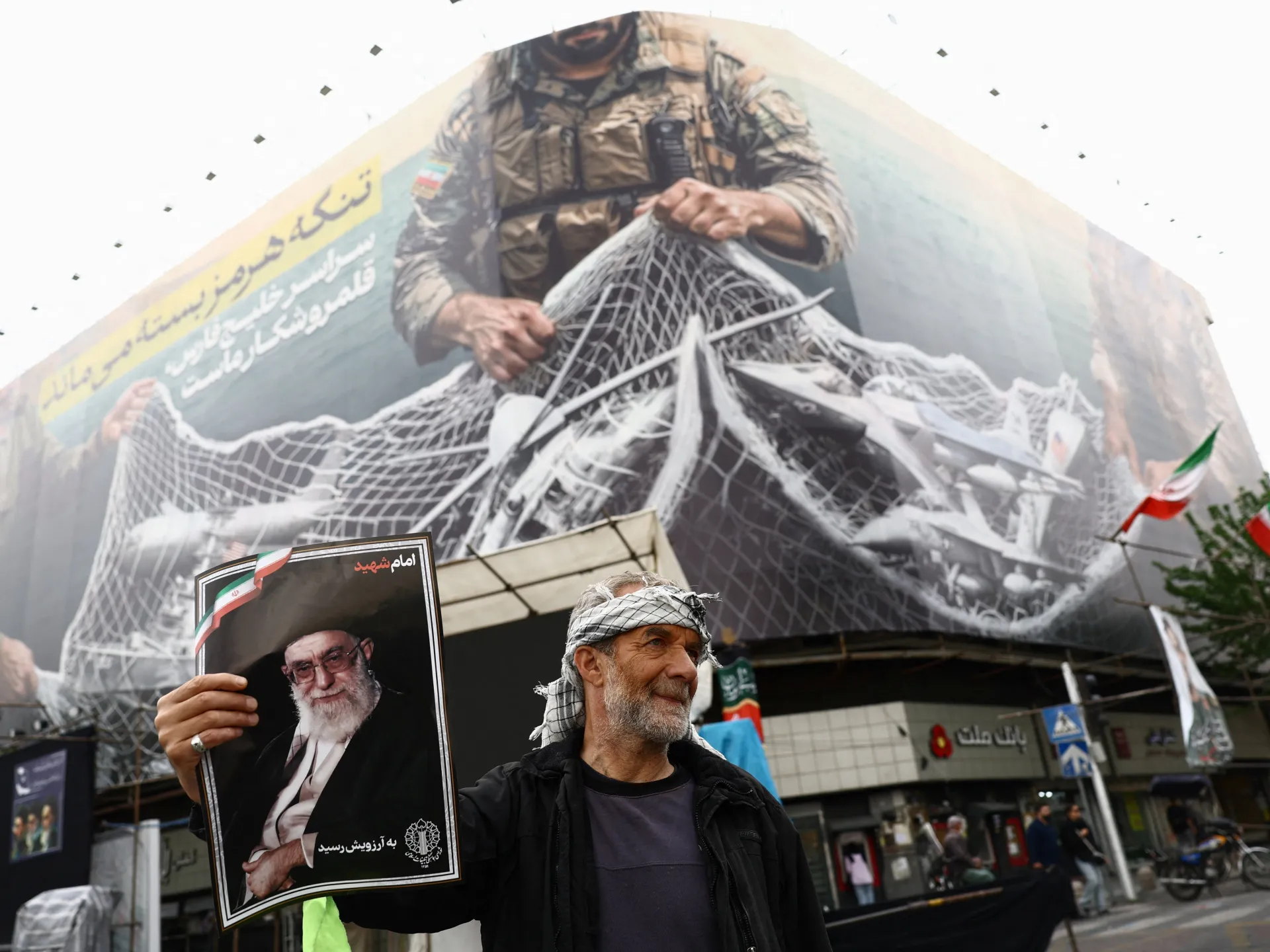 イラン・米国間の緊張激化:トランプ氏が戦争再開を示唆、イランは海上封鎖を非難