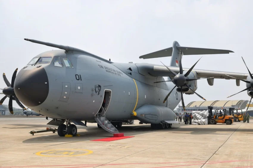 Indonesian Defense Minister Delivers 20.9 Tons of Humanitarian Aid to NTT via A400M Aircraft
