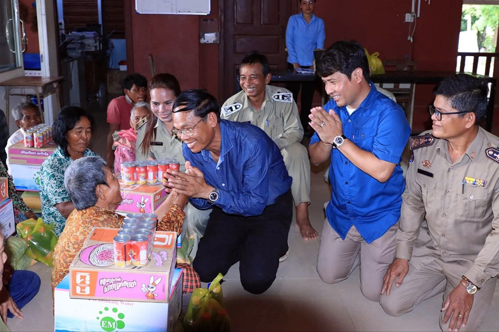 Banteay Meanchey Authorities Provide Aid to 20 Needy Families, Urge Monsoon Safety