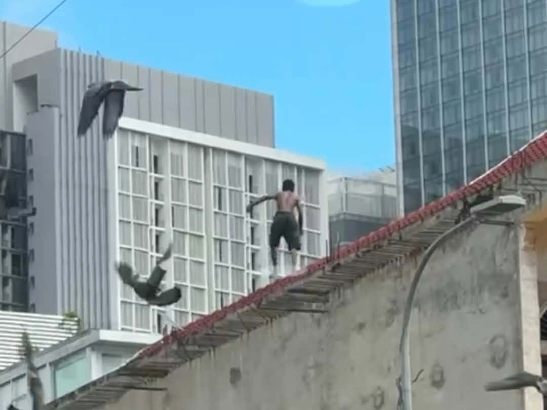 Suspect Evades Capture by Jumping Between Rooftops in Phnom Penh