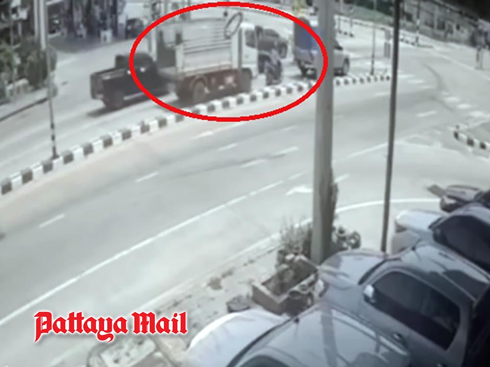 Drunk Truck Driver Causes Fatal Collision at Red Light in Mukdahan