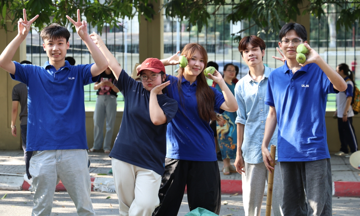 Hanoi University hosts inaugural Mango Harvest Festival, collecting half a ton in 20 minutes