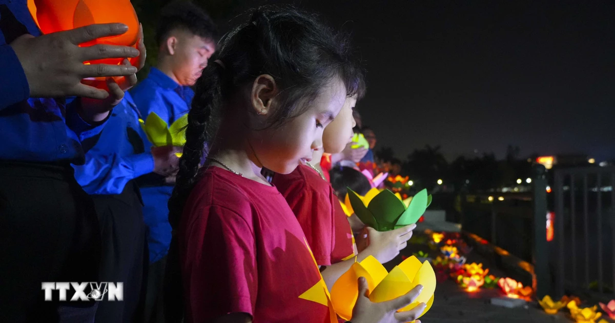 Youth in Dien Bien Province Light Lanterns to Honor Fallen Heroes