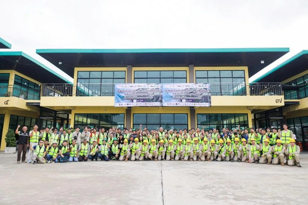 Bangkok's Eastern Electricity Network Undergoes Volunteer Restoration After Flood Damage