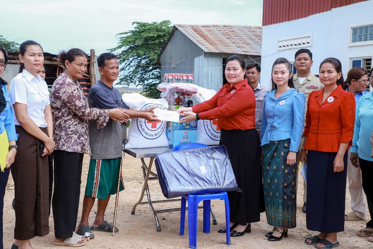 カンボジア赤十字、竜巻被害者へ支援物資を配布