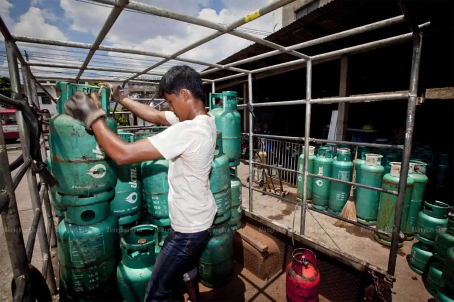 Thailand's Gas Addiction: Navigating Energy Security and Environmental Goals Amidst Declining Domestic Supply