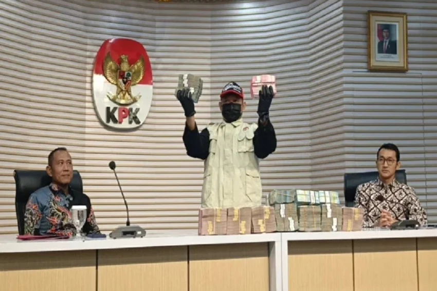 KPK Seizes Financial Records After Raiding Lombok Barat Regent's Official Residence and Office
