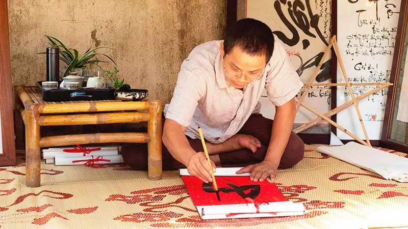 Vietnamese Calligrapher Preserves Tradition, Explores Inner Self