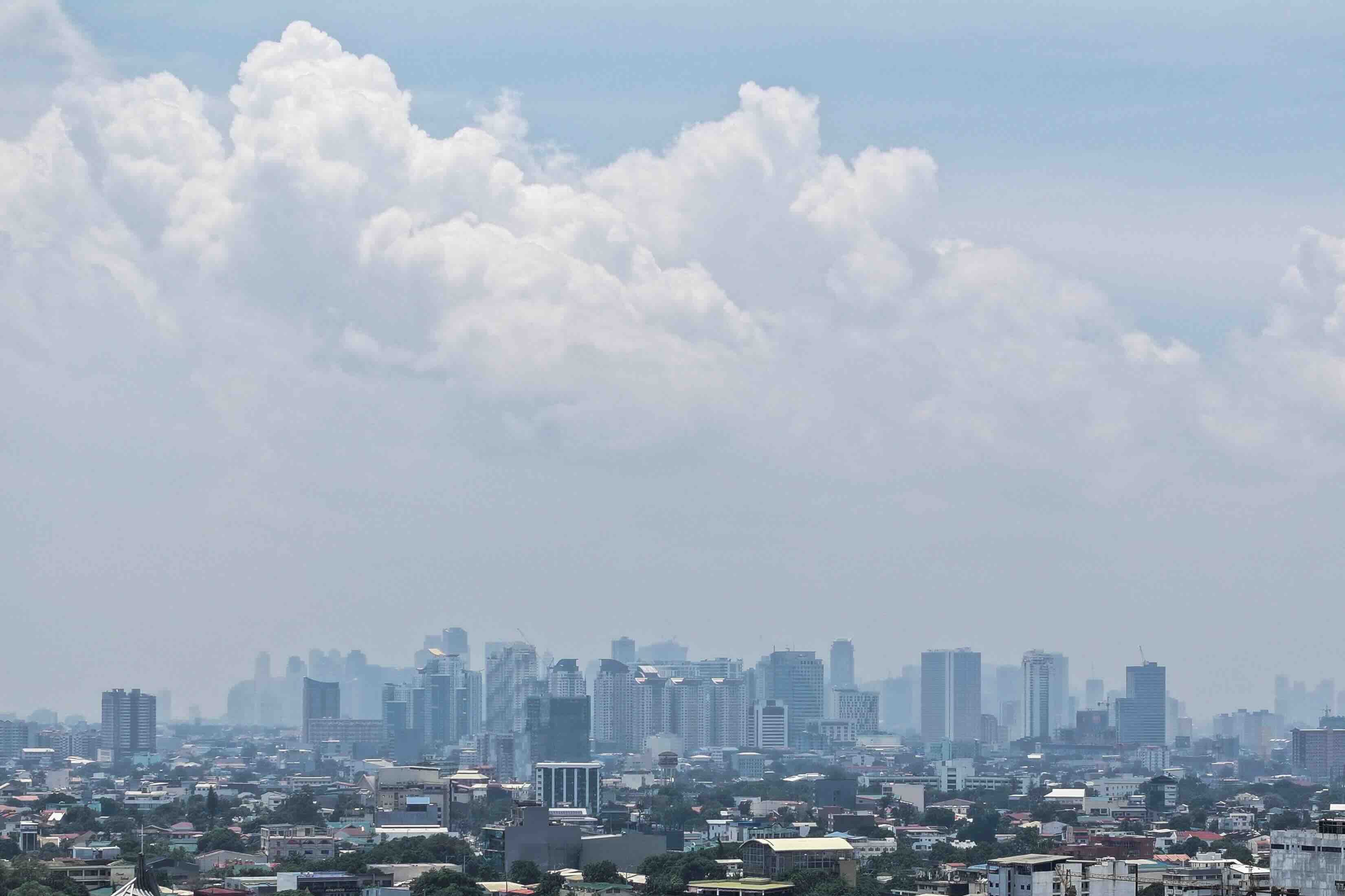 降雨がインドネシアからの煙害を軽減、フィリピン大気汚染に一時的な緩和